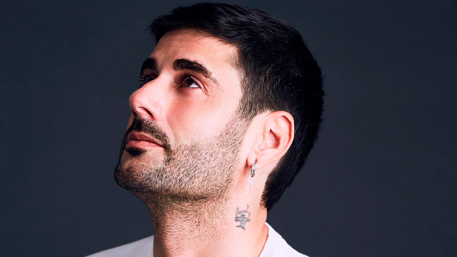 Melendi mirando para arriba